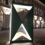 Veduta notturna della clessidra in Piazza San Carlo a Torino